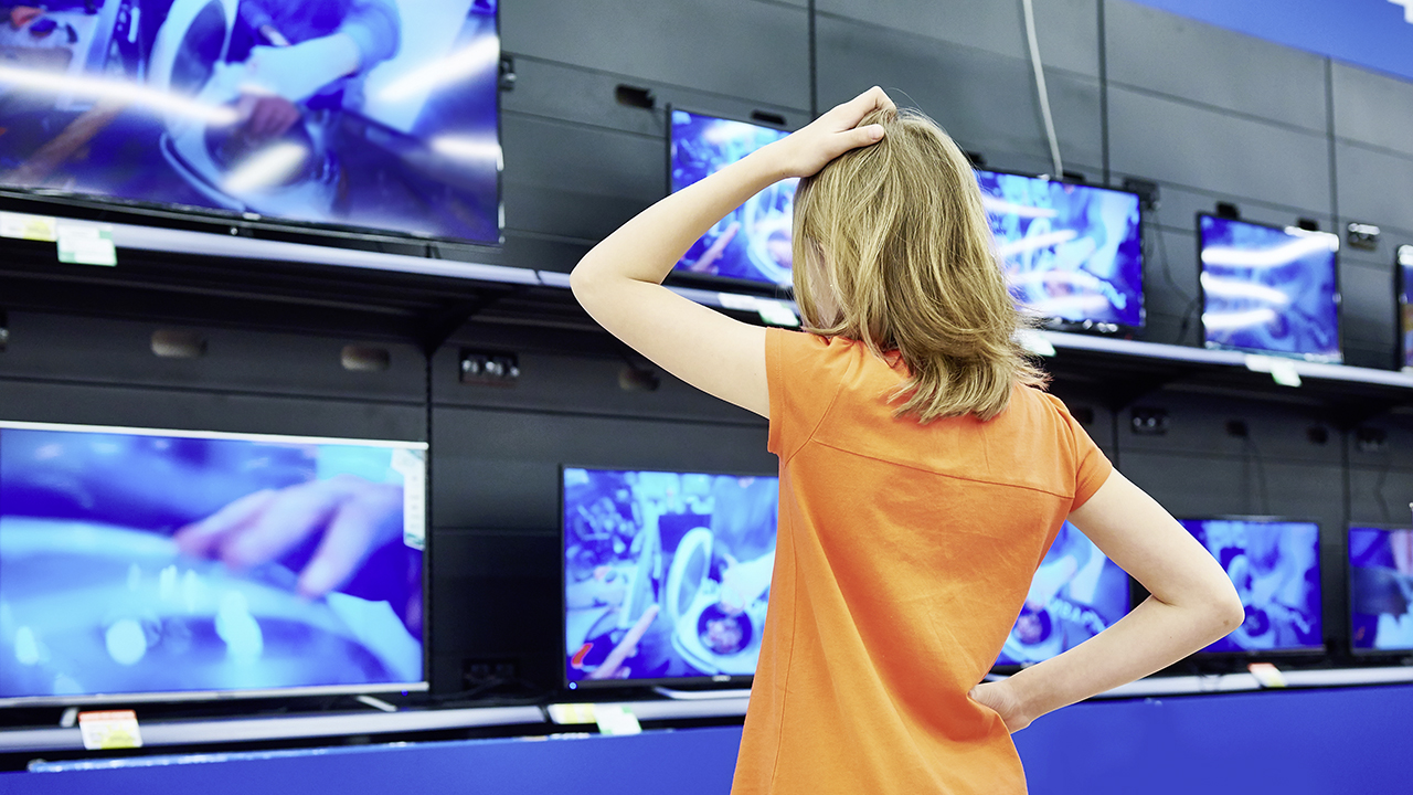 Een vrouw weet niet welke TV kopen.